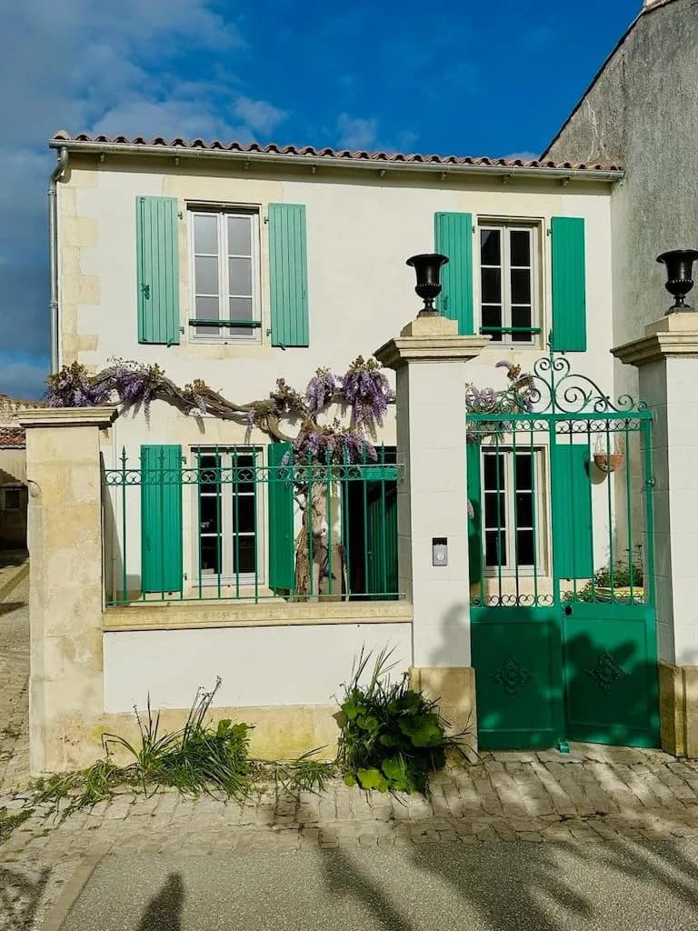 Façade du 8 Montamer avec ses volets verts et sa glycine à Sainte-Marie-de-Ré