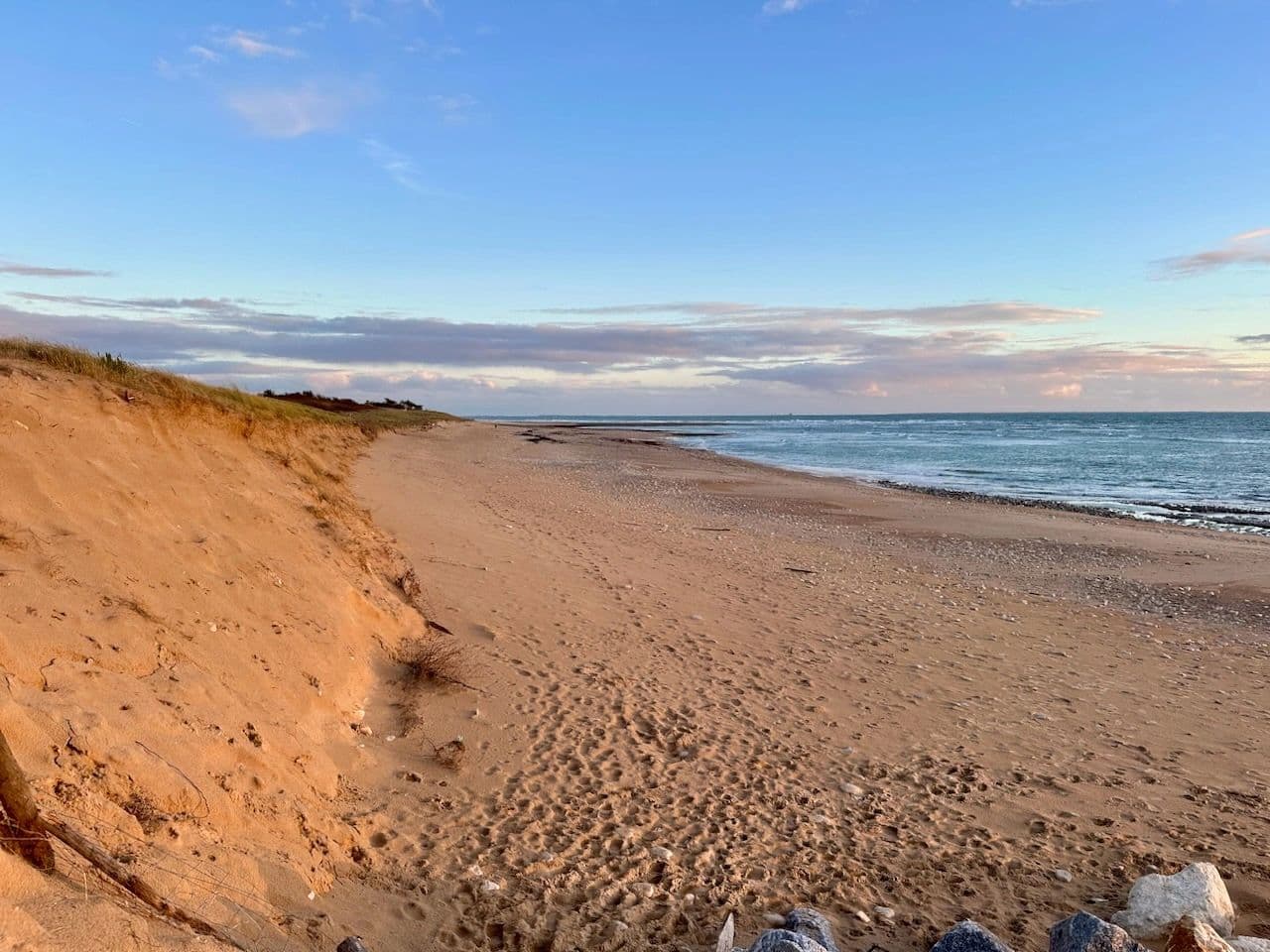 Lumière dorée du coucher de soleil sur la plage de Montamer, Ile de Ré
