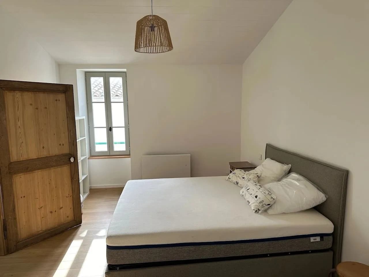 Première chambre du 8 Montamer avec un lit double