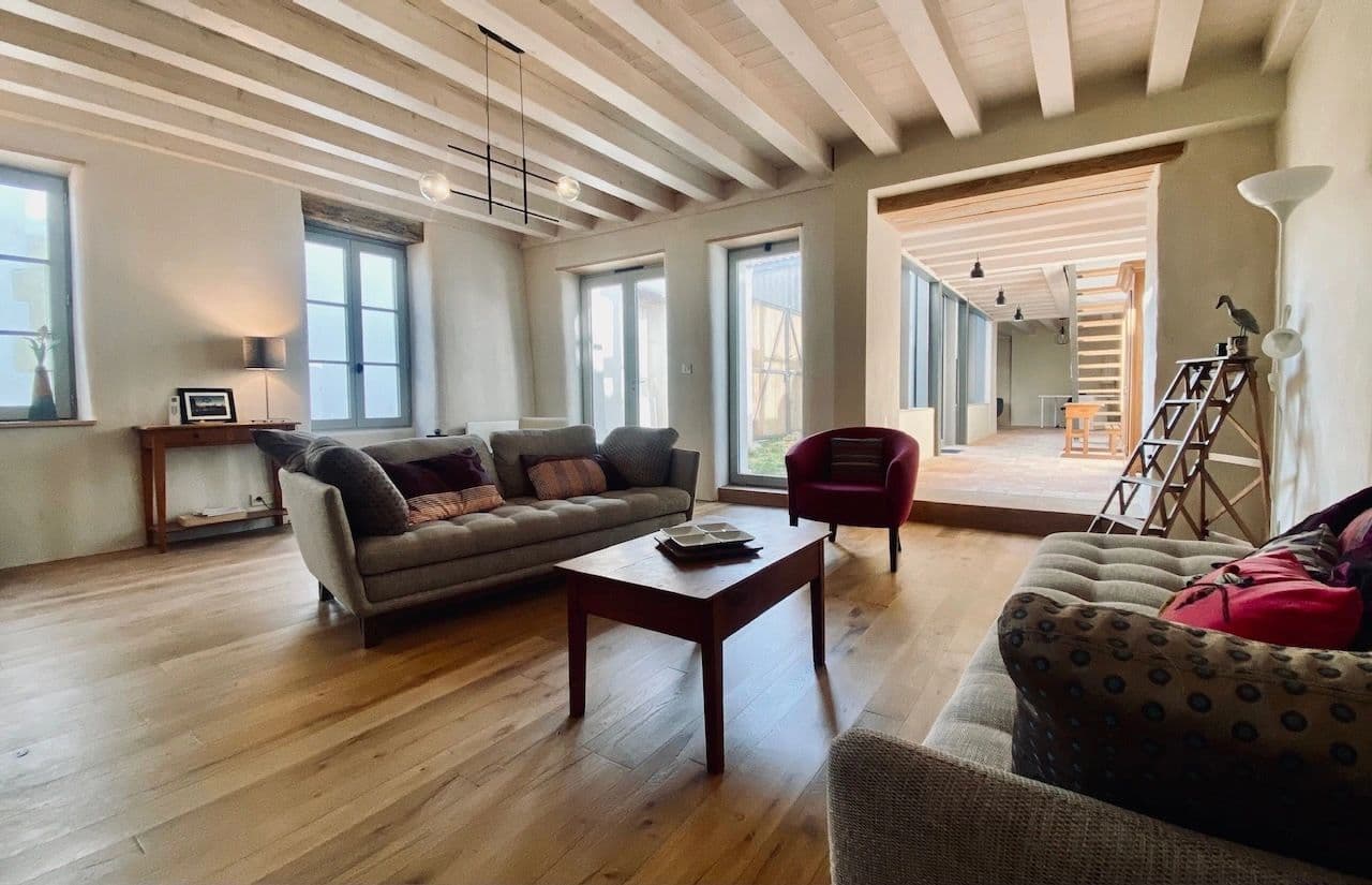 Grand salon lumineux au 8 Montamer, id\u00e9al pour un groupe d\u2019amis